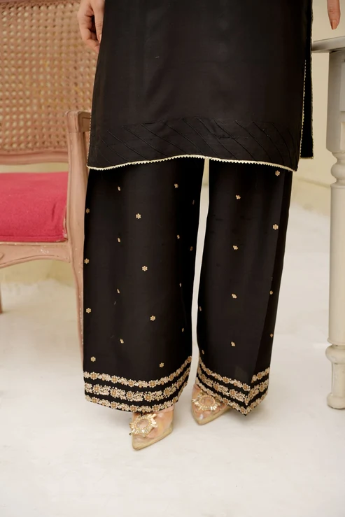 Shab-e-Zaira – Black Embroidered 3-Piece Suit - Image 4